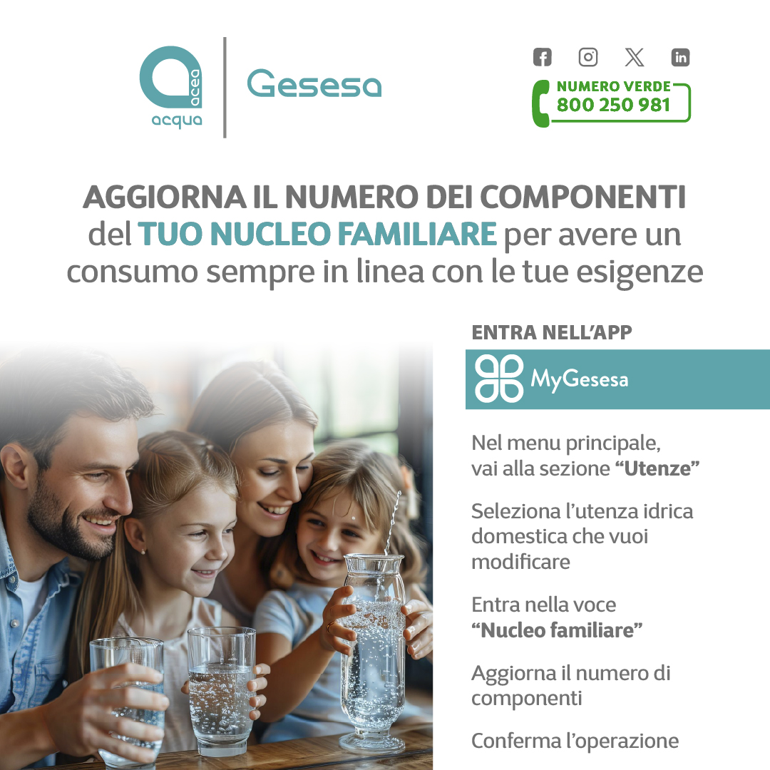 Due donne sorridono rivolte verso l'obiettivo mentre insieme con le mani formano un cuore