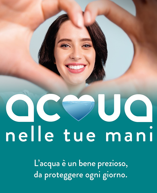 Donna sorridente incorniciata da mani a forma di cuore, con il messaggio "Acqua nelle tue mani" e "L'acqua è un bene prezioso, da proteggere ogni giorno"